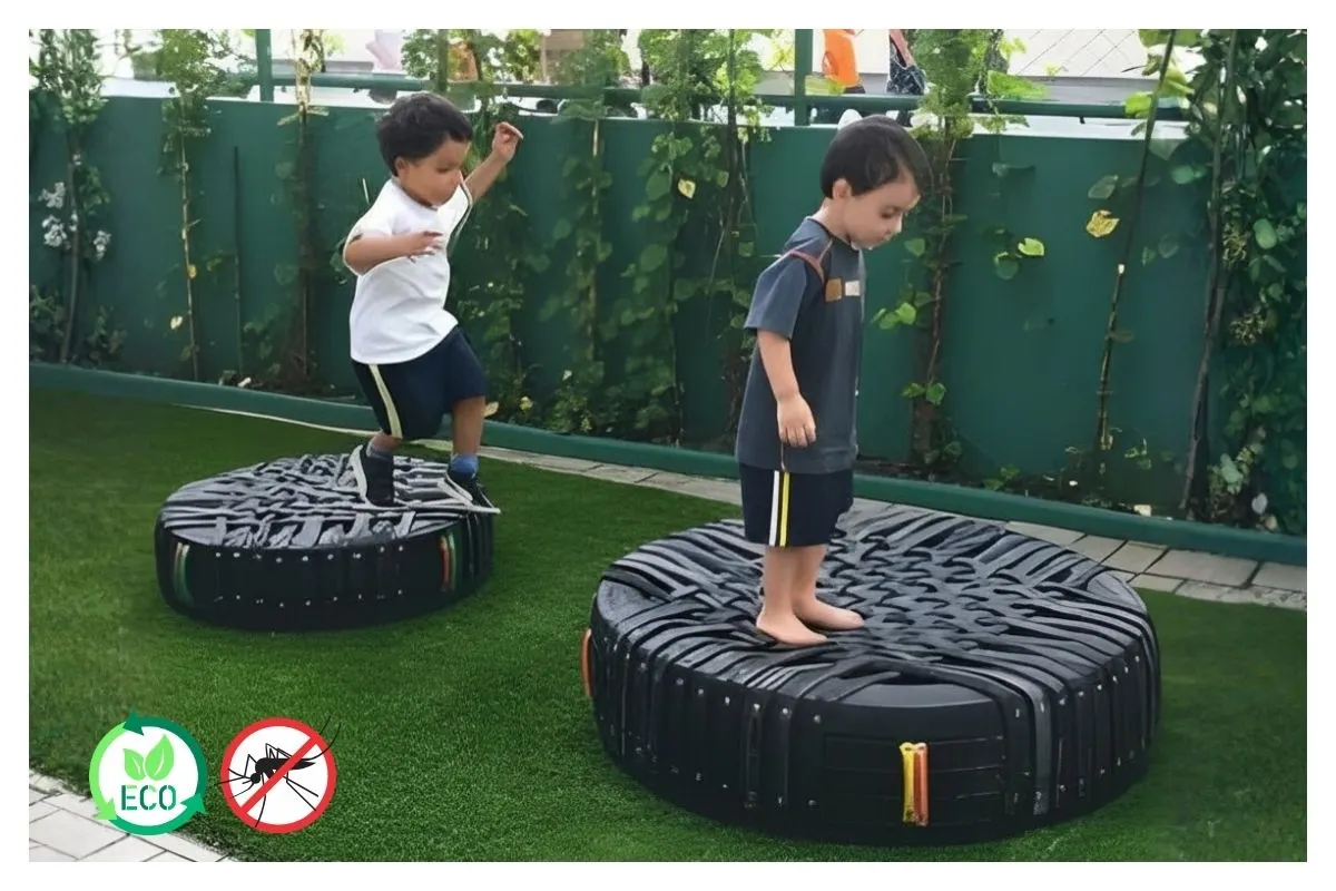 Crianças brincando em parquinho ecológico de pneus