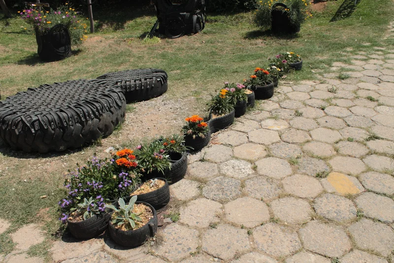 Floreiras e Jardineiras Ecológicas em Pneus